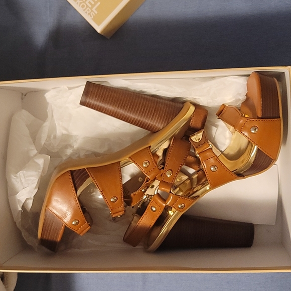 NIB Michael Kors leather platform sandals - Picture 1 of 4